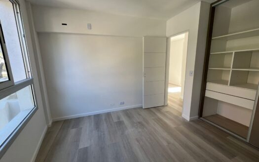 Departamento a estrenar con patio. Edificio Torre Mora