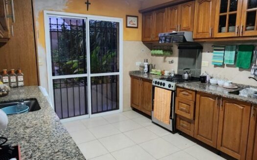 Amplia Casa en Venta! Barrio Paracao