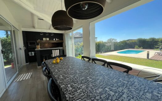 Casa Moderna En Venta con piscina y jardín en Oro Verde!