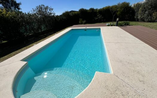 Casa Moderna En Venta con piscina y jardín en Oro Verde!