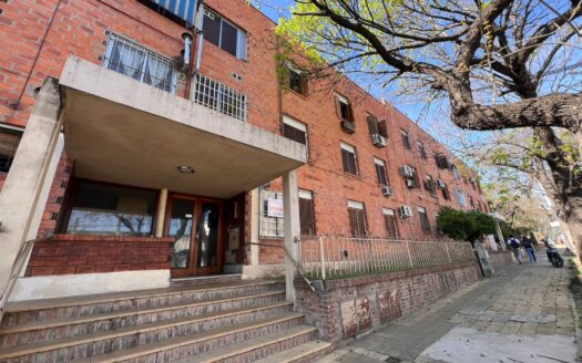 Illia y Enrique Carbo. Ideal Departamento en Planta Baja a Remodelar