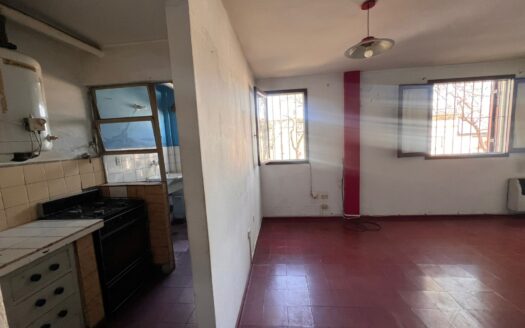 Illia y Enrique Carbo. Ideal Departamento en Planta Baja a Remodelar