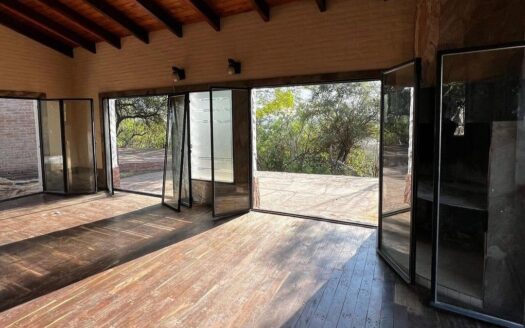 Amplia Casa en venta en Barrio Las Colinas!