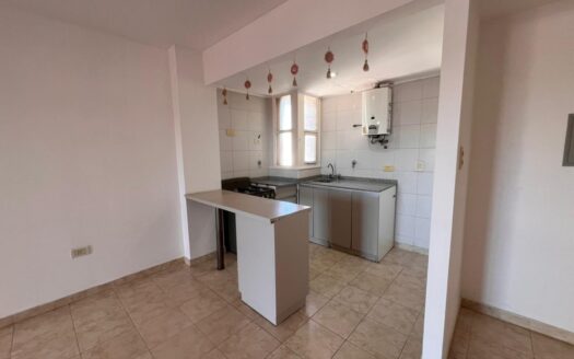 SE ALQUILA UN DORMITORIO LA RIOJA Y LA PAZ