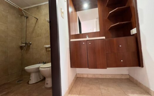 SE ALQUILA UN DORMITORIO LA RIOJA Y LA PAZ