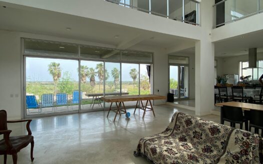 Se vende casa ubicada en Barrio Las Colinas club de campo y golf!