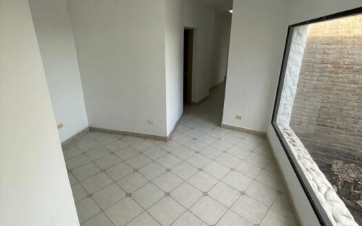 Amplia Casa en venta en Barrio Las Colinas!