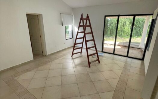 Amplia Casa en venta en Barrio Las Colinas!