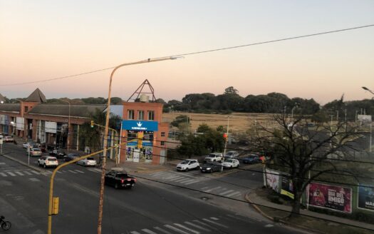 Importante local comercial – Excelente ubicación sobre arteria comercial, zona hipódromo