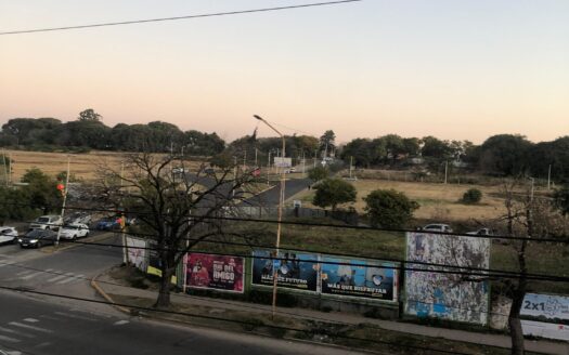 Importante local comercial – Excelente ubicación sobre arteria comercial, zona hipódromo