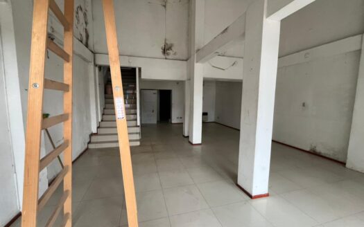 Importante local comercial – Excelente ubicación sobre arteria comercial, zona hipódromo