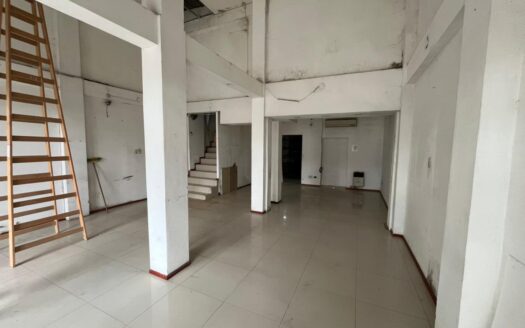 Importante local comercial – Excelente ubicación sobre arteria comercial, zona hipódromo