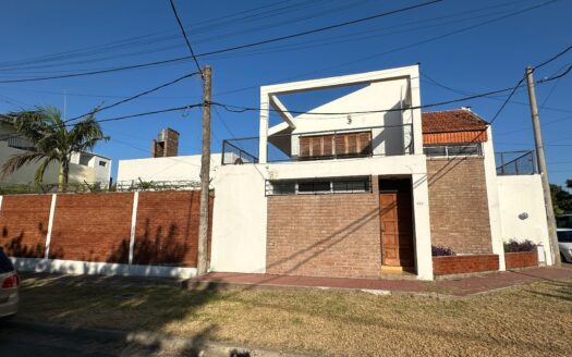 Casa dos pisos amplia en Venta Calle Don Quijote al 800
