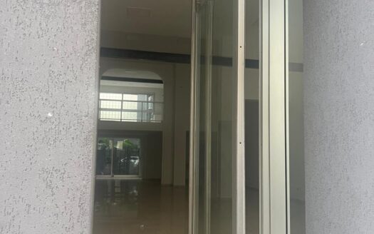 Buenos aires 19. Amplio Local en Alquiler.