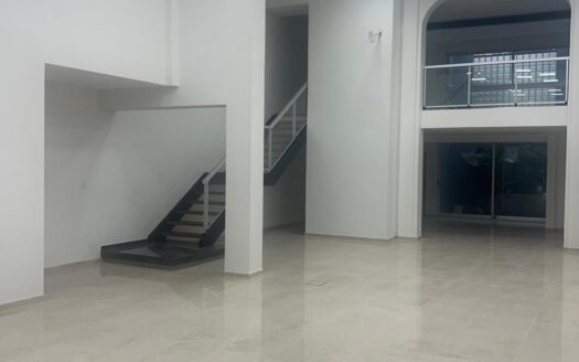 Buenos aires 19. Amplio Local en Alquiler.