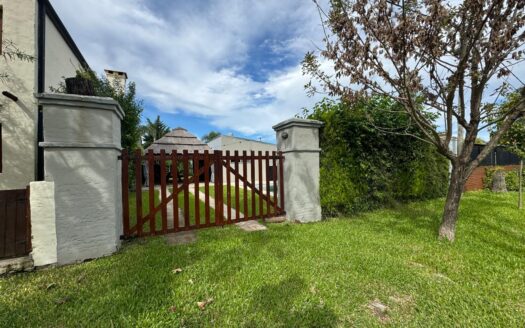 Casa con pileta y quincho en Sauce Viejo
