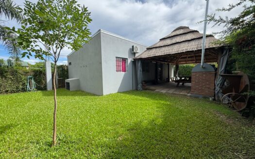 Casa con pileta y quincho en Sauce Viejo